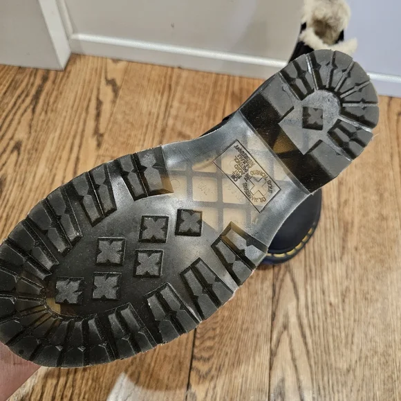 Dr. Martens Chelsea Black Leather Boots with Faux Fur Cream Lining. - Picture 3 of 7